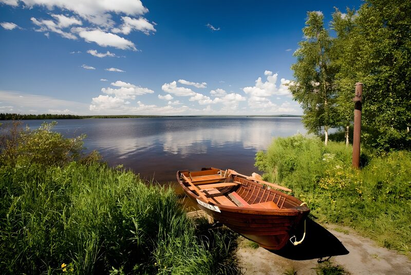 Ruhiger See mit Boot im Sommer