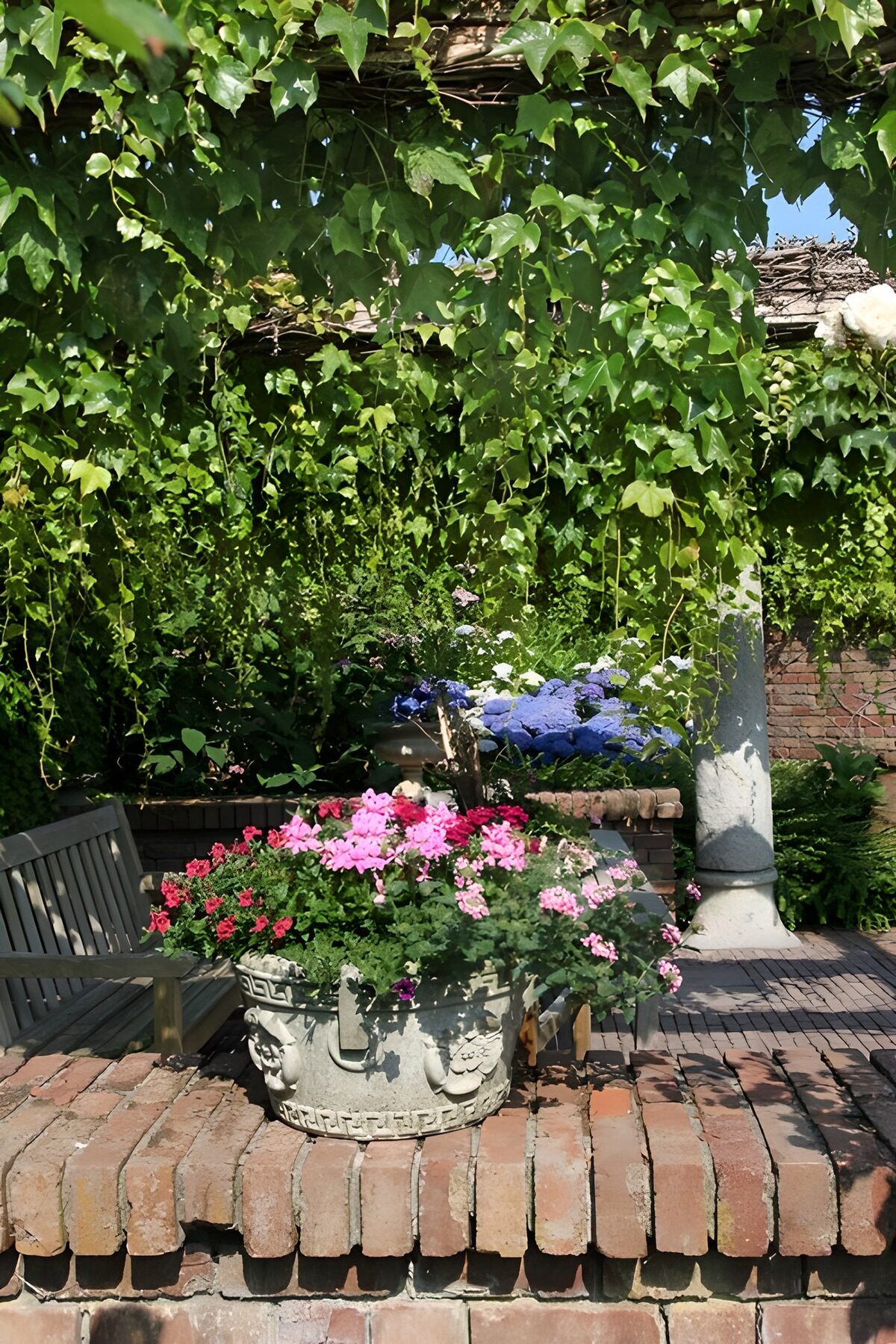Blühender Garten mit Sitzgelegenheit