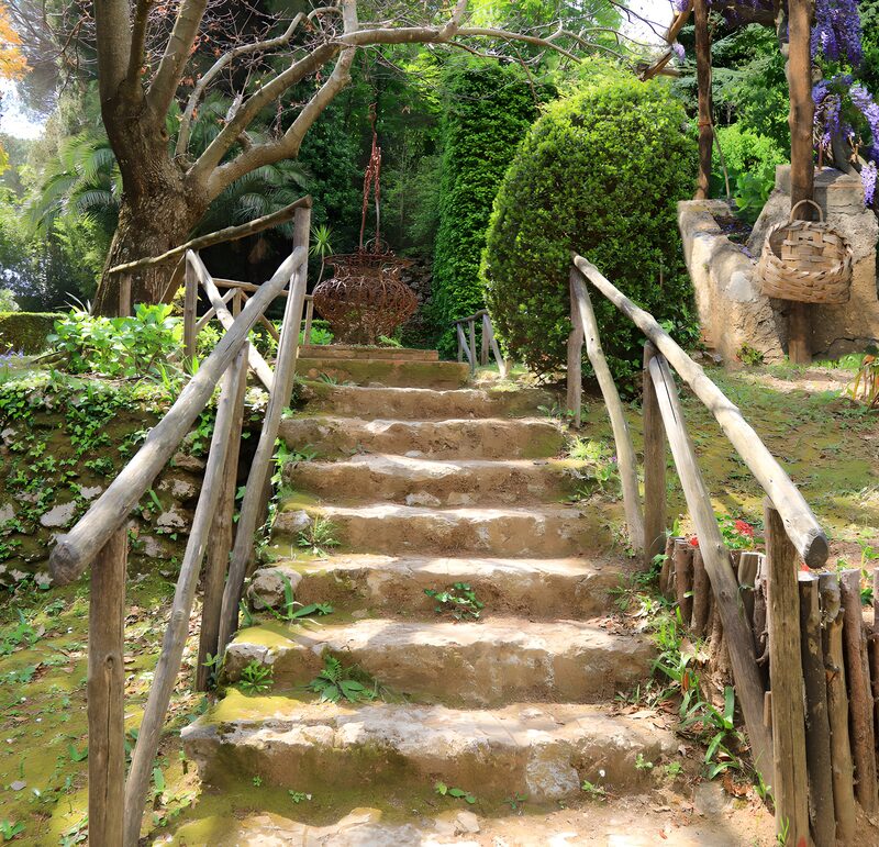 Eine friedliche Treppe im Garten