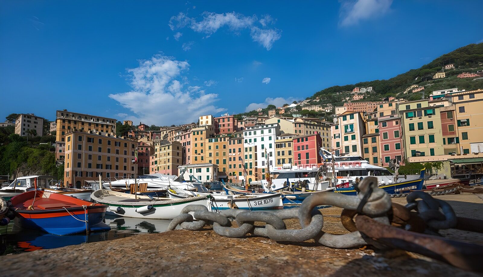 Bunte Häuser am Hafen von Camogli