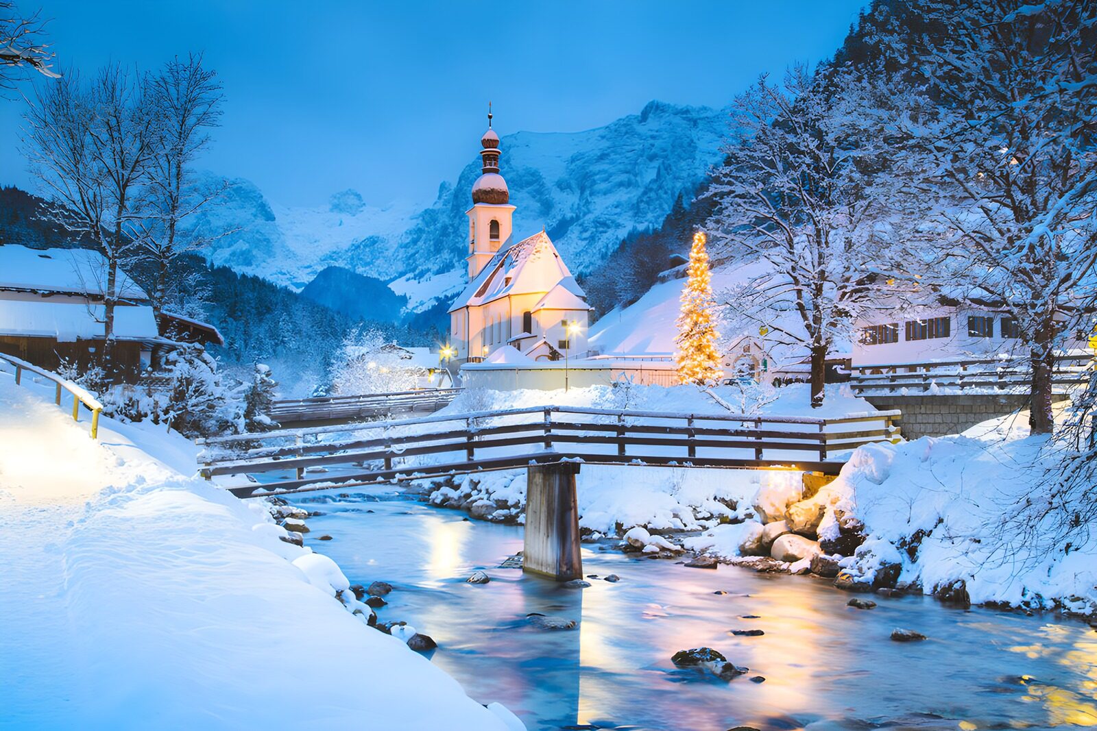 Winterdorf mit Kirche und Weihnachtsbaum