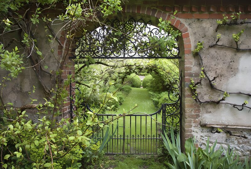 Zaun in den grünen Garten