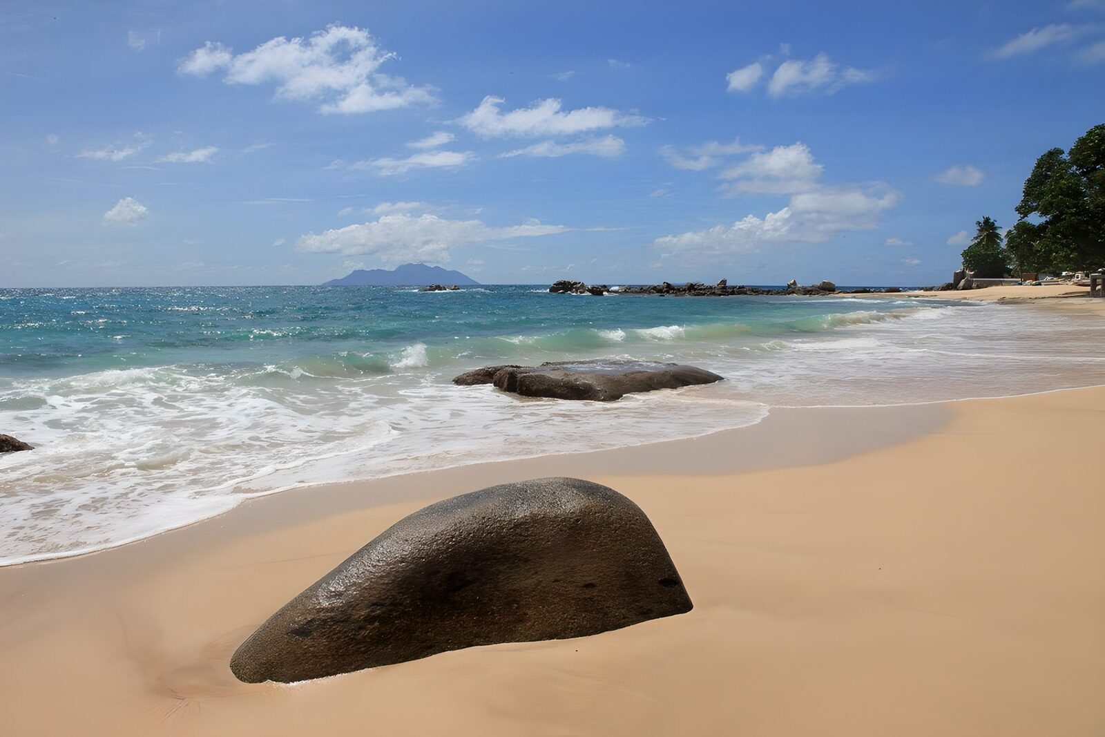 Traumstrand mit Felsen und klarem Wasser