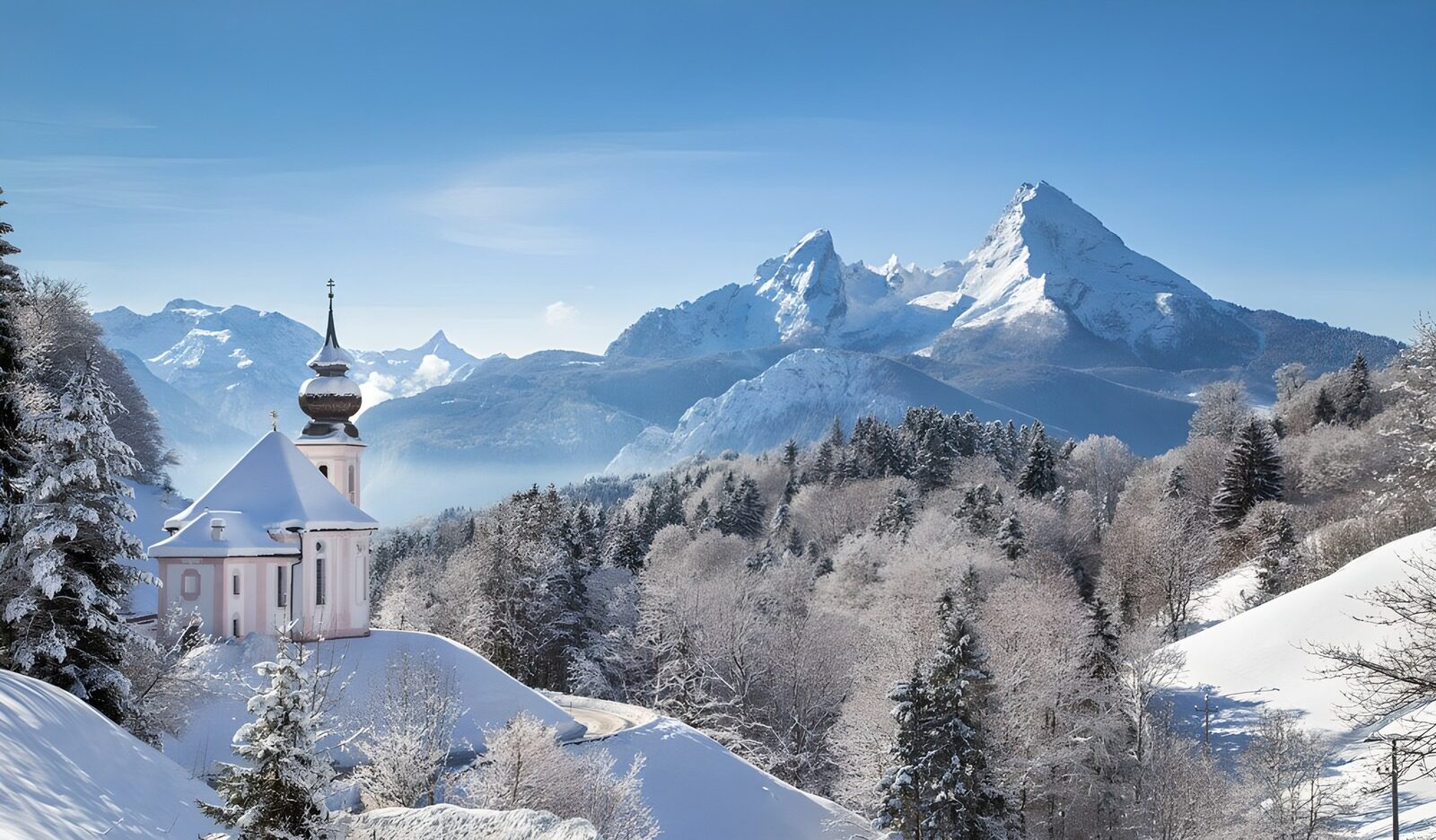 Winterliche Landschaft mit Kirche und Bergen