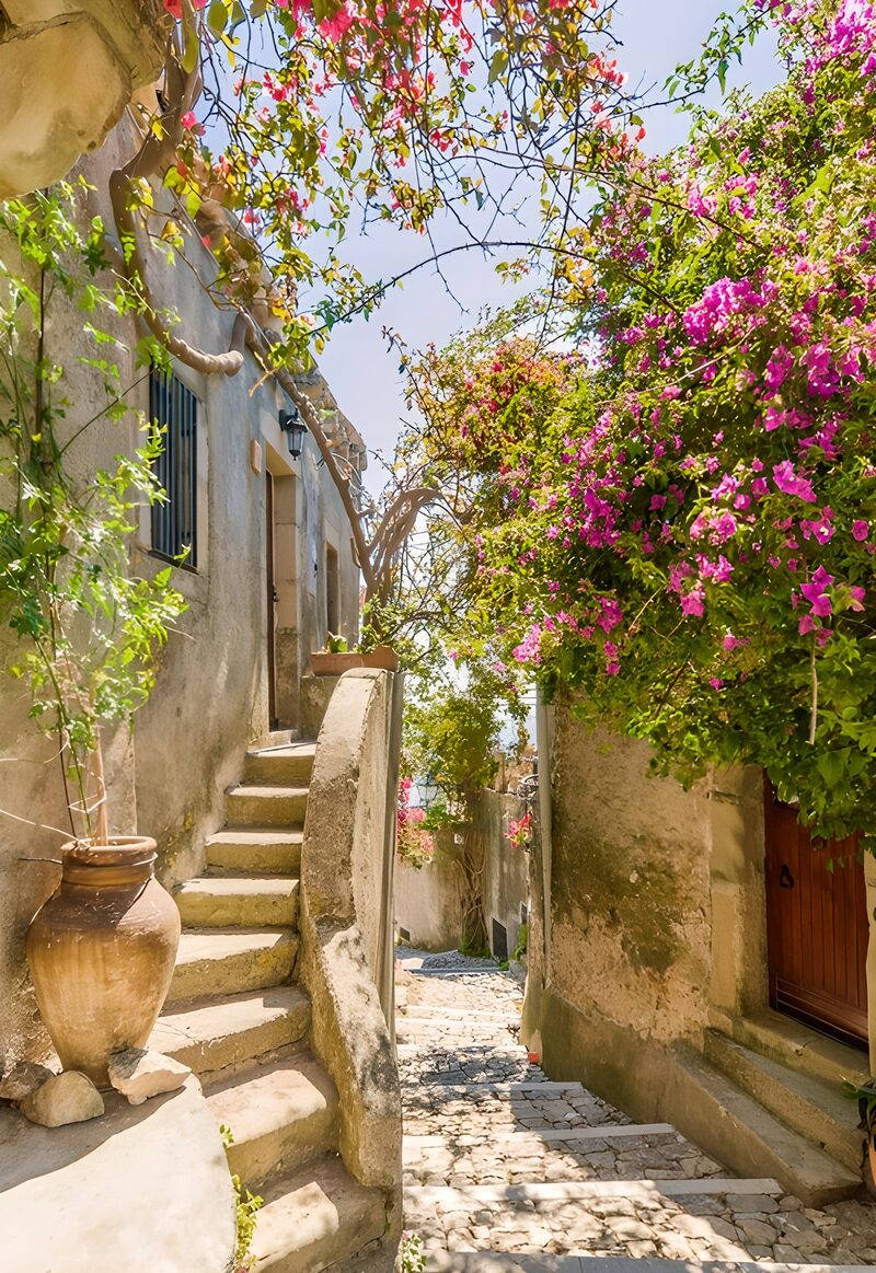 Romantische Gasse mit Bougainvillea