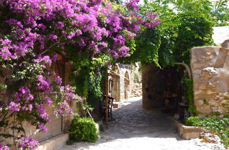 Malerische Gasse mit Bougainvillea