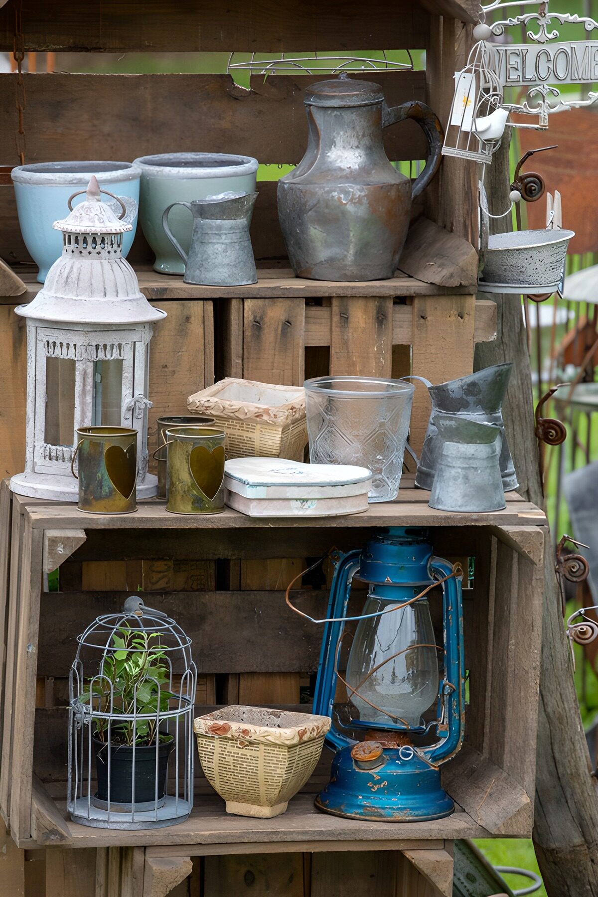 Dekorative Aufbewahrung mit Vintage-Items