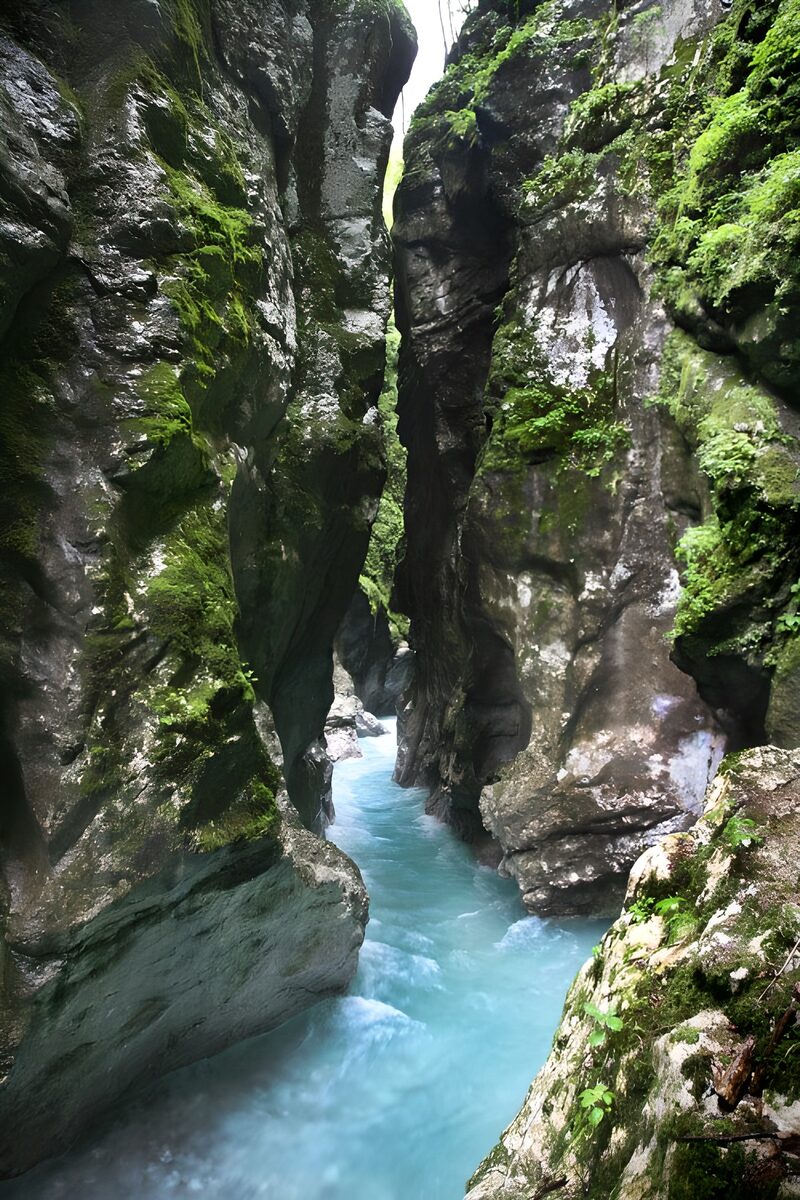 Schmale Schlucht mit klarem Wasser
