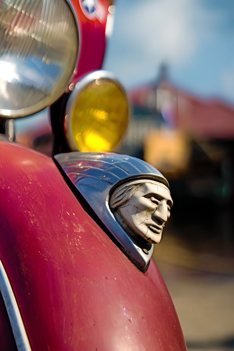 Alte Automobil-Figur am Kühlergrill