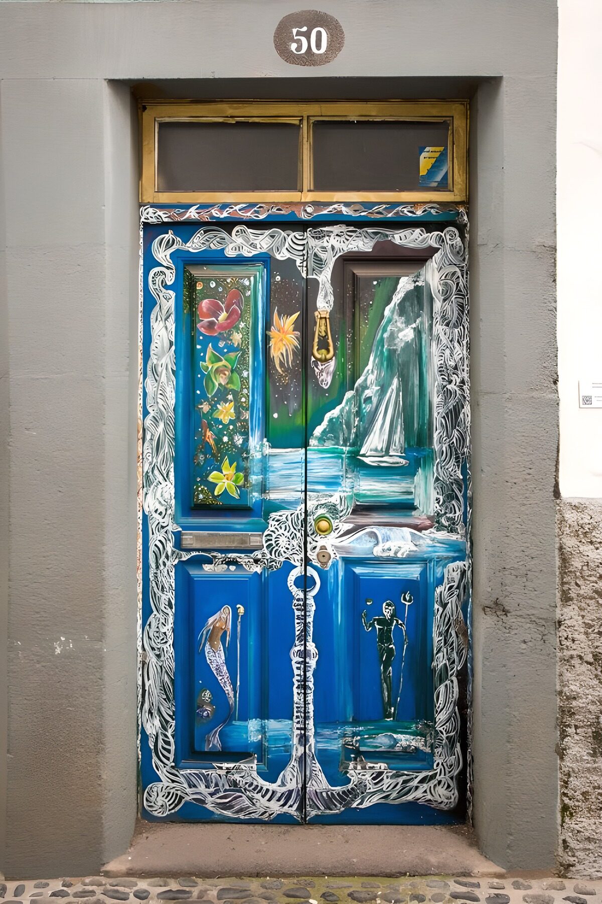 Bunte Tür mit maritimen Motiven