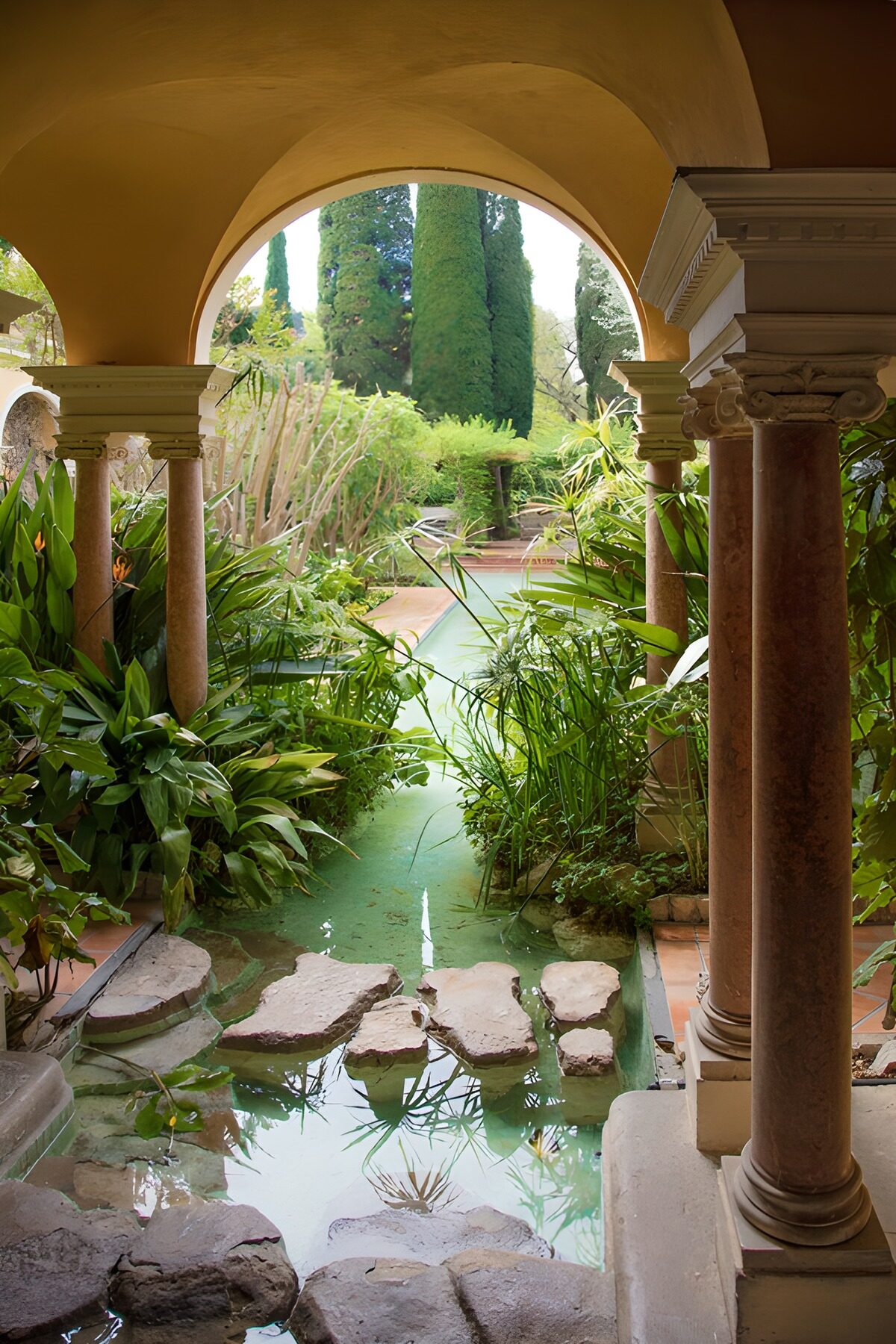Ruhiger Garten mit Säulen und Wasser