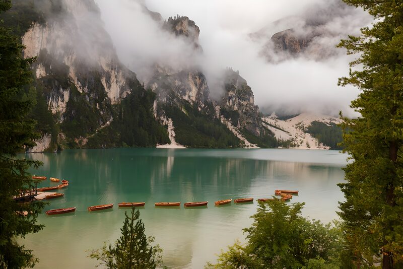 Mystische Berge am smaragdgrünen See