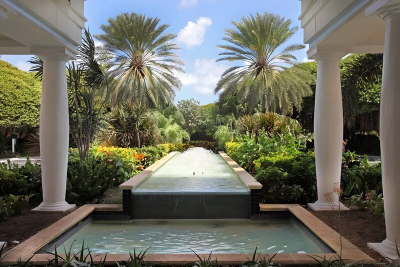 Tropischer Garten mit Wasserlauf