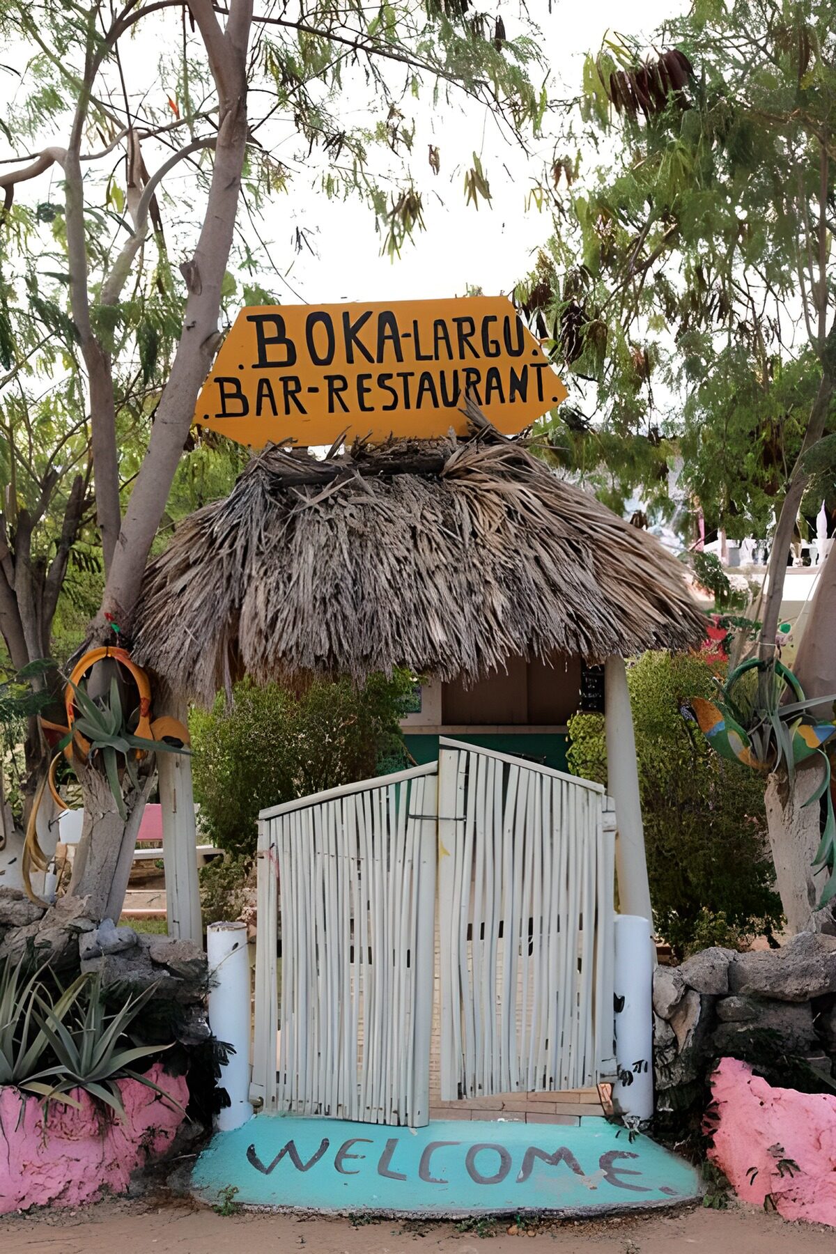 Einladender Eingang zum Boka-Largu Restaurant