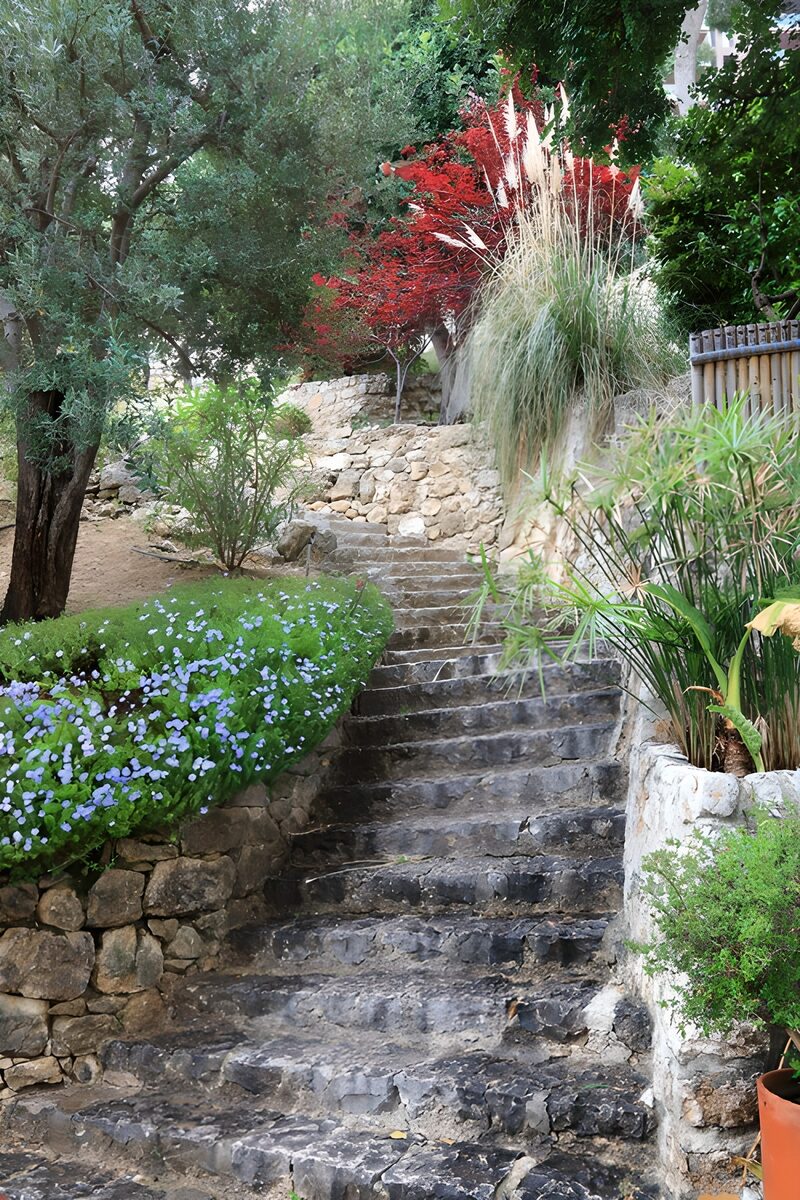 Wunderschöner Gartenweg mit Treppen