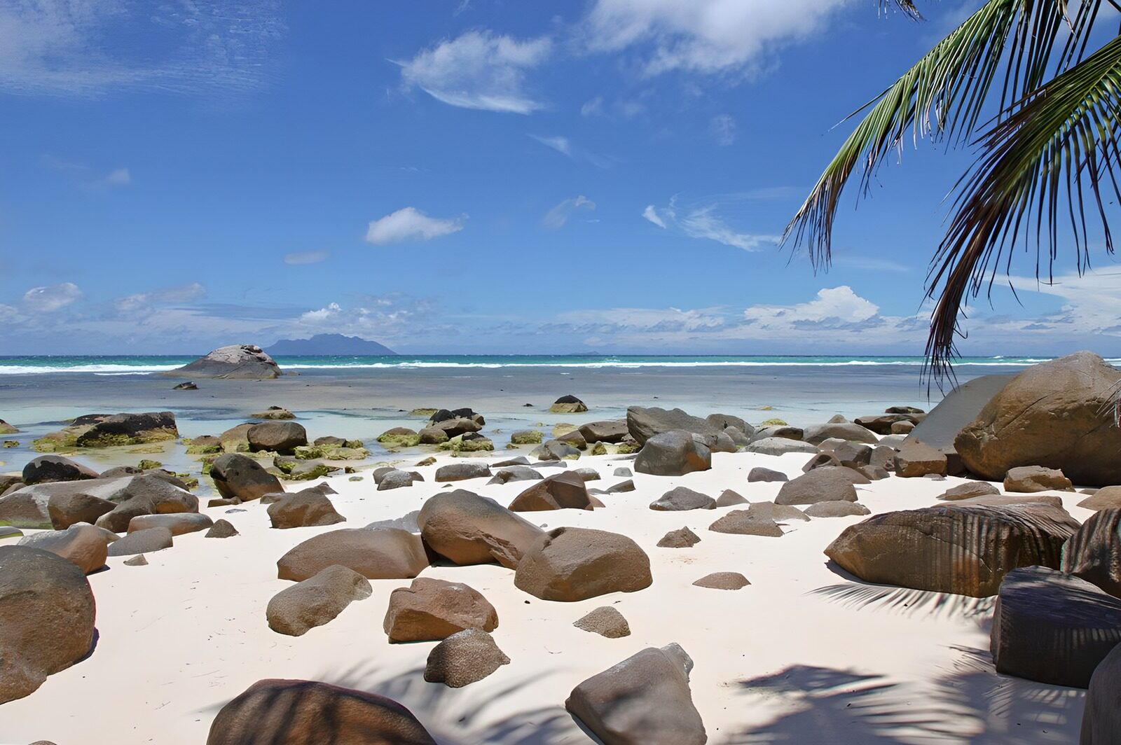 Traumstrand mit Felsen und Klippensicht
