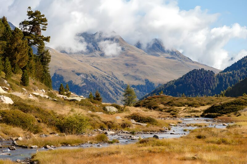 Berglandschaft mit Fluss und Wolken