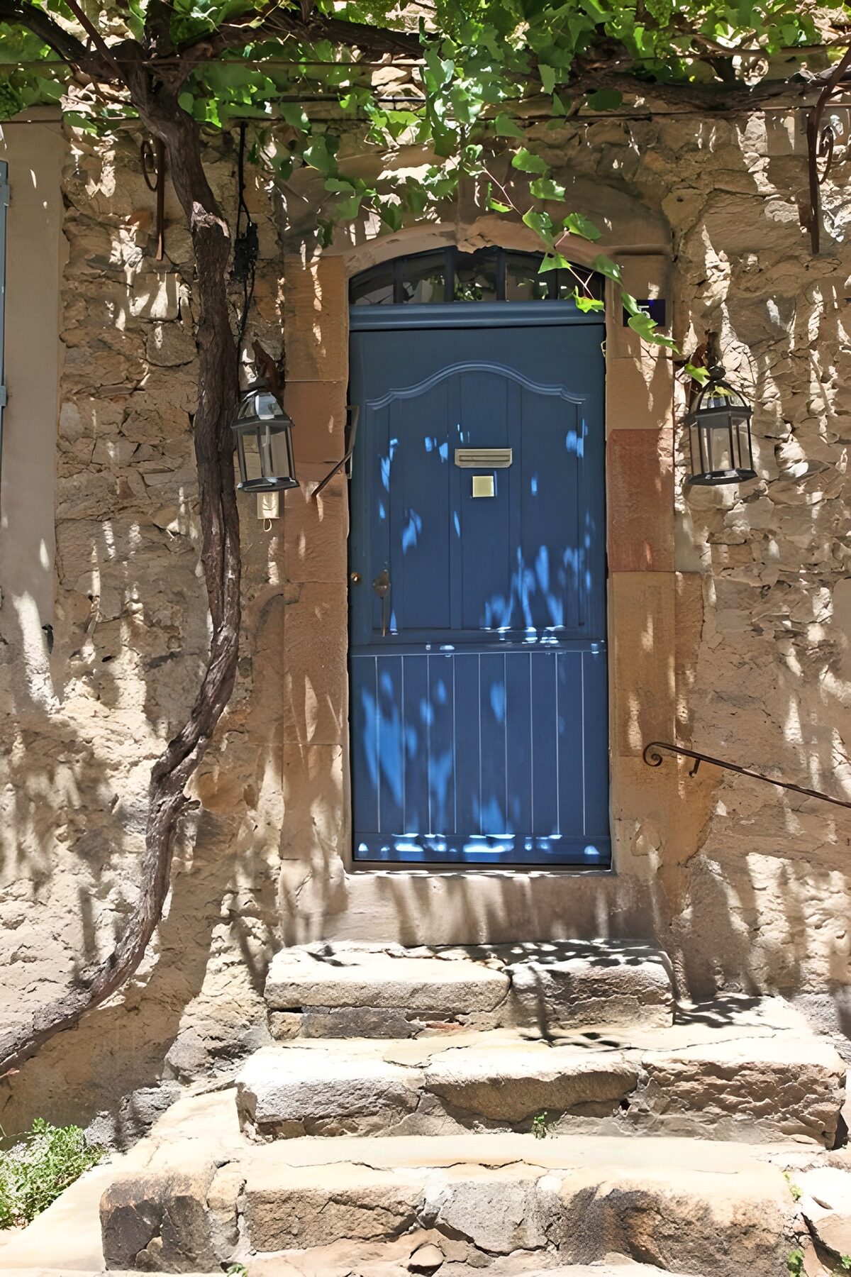 Blaue Tür in der italienischen Sonne