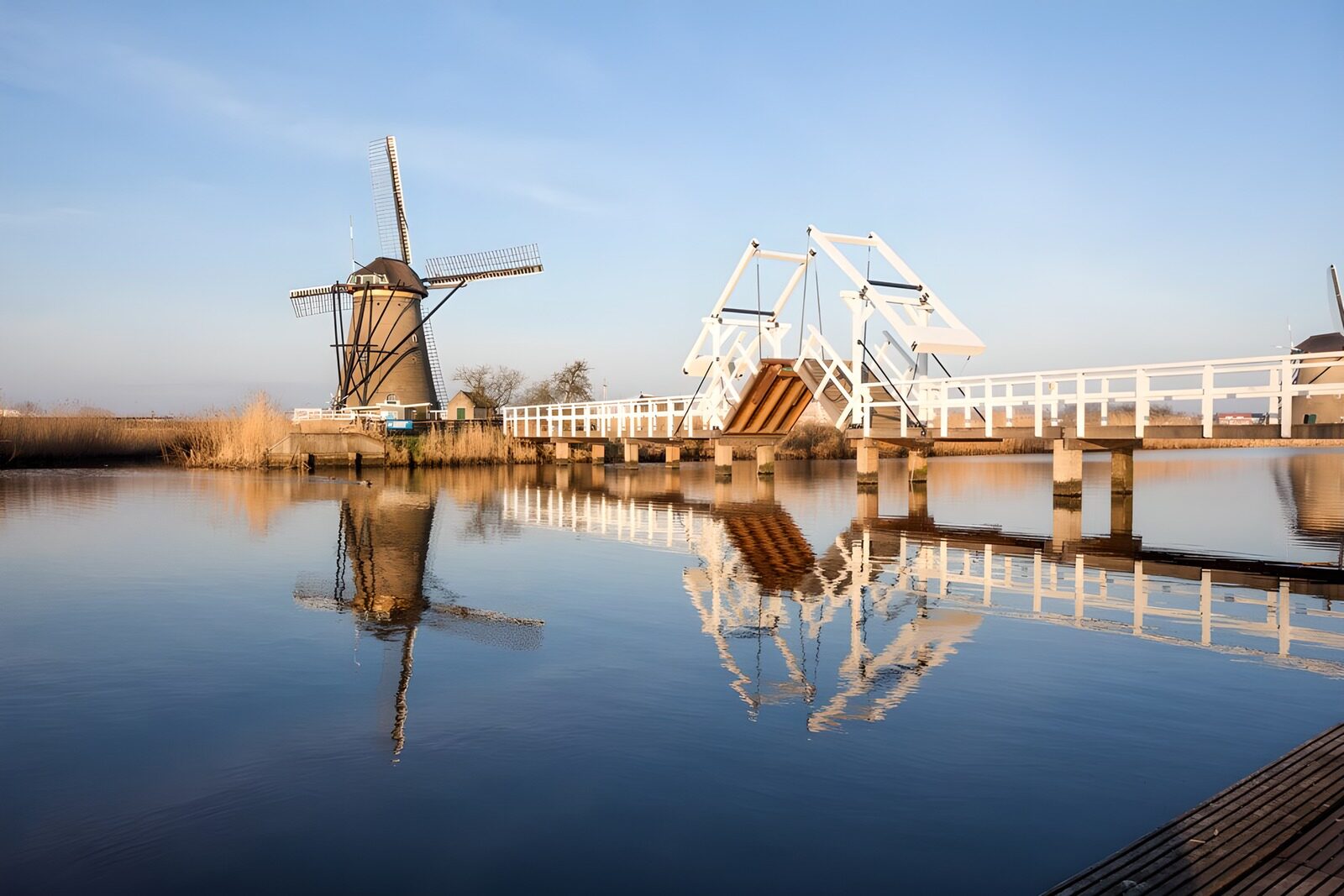 Windmühle und Brücke im Sonnenlicht