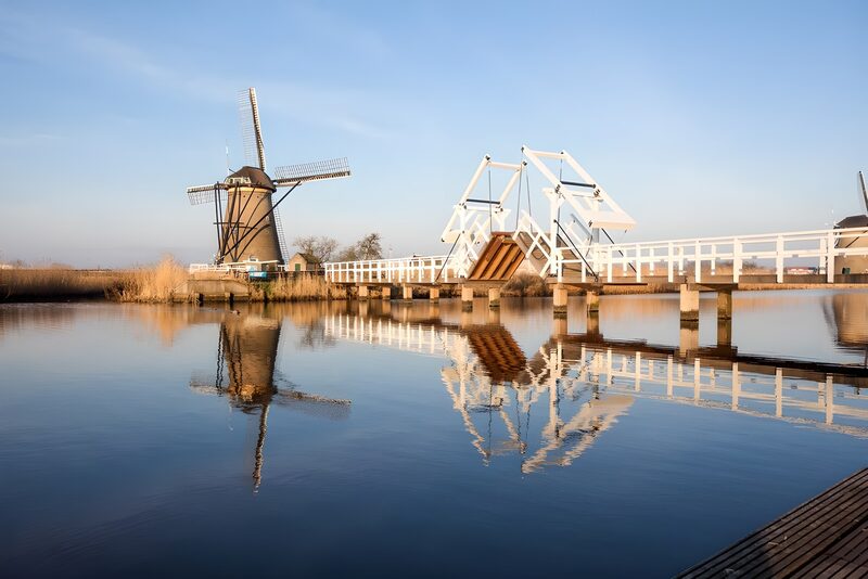 Windmühle und Brücke im Sonnenlicht