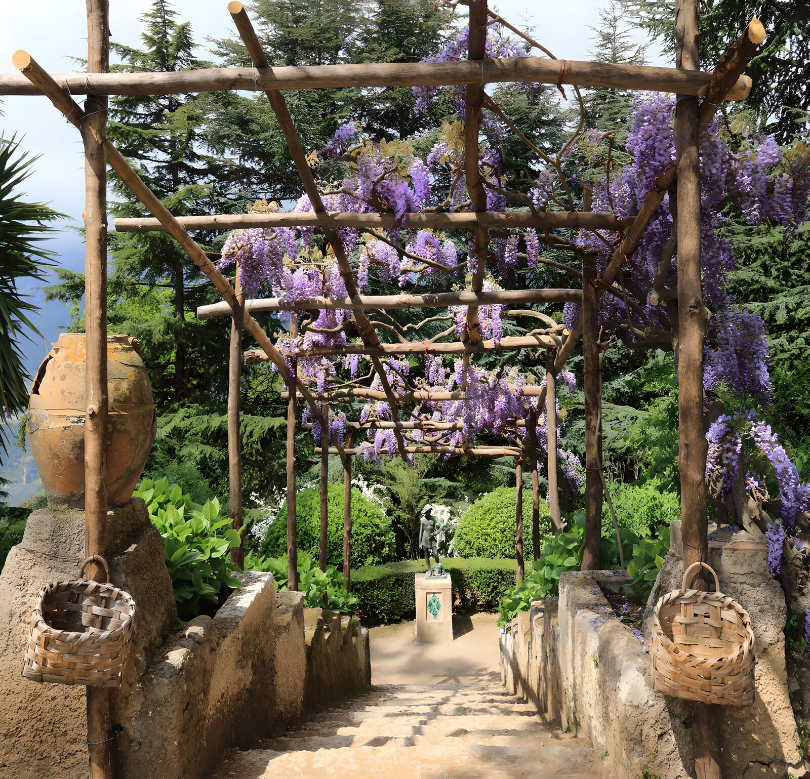 Wisteria-Pfad im Garten