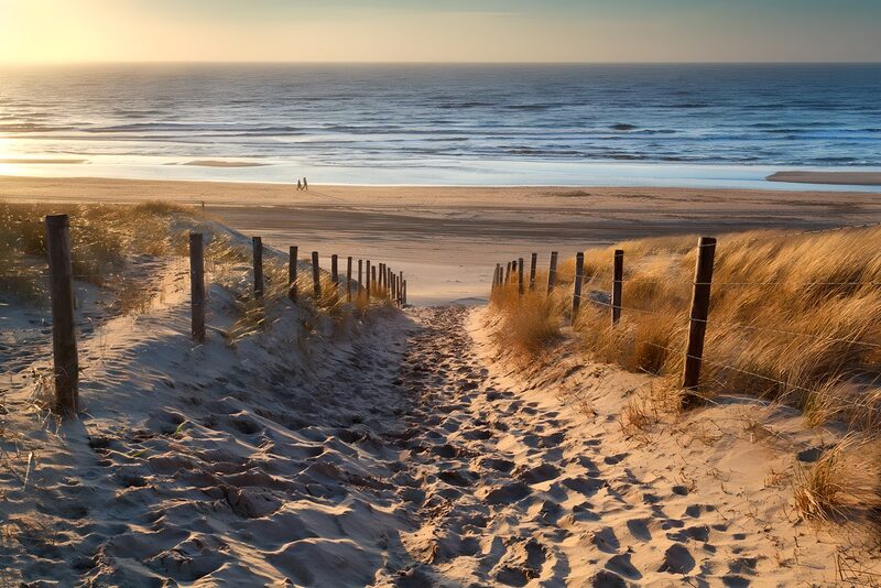 Sandweg zum Strand bei Sonnenuntergang