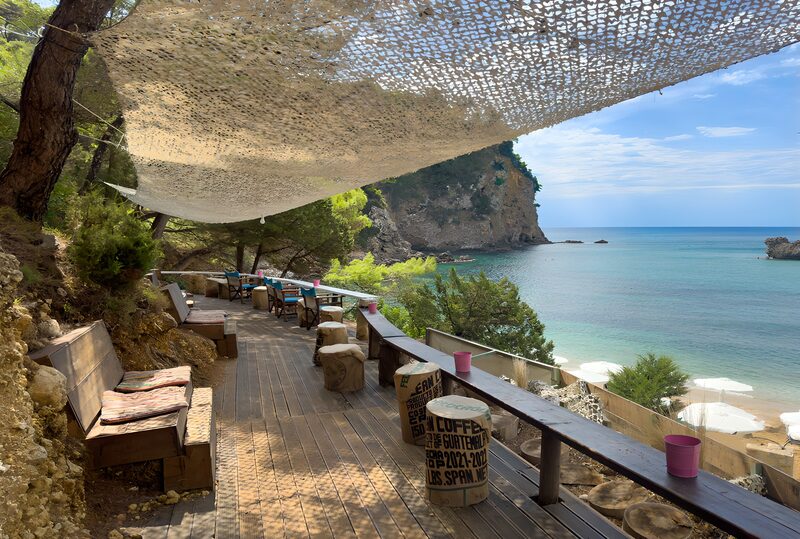 Ruhige Strandpromenade mit Blick aufs Meer