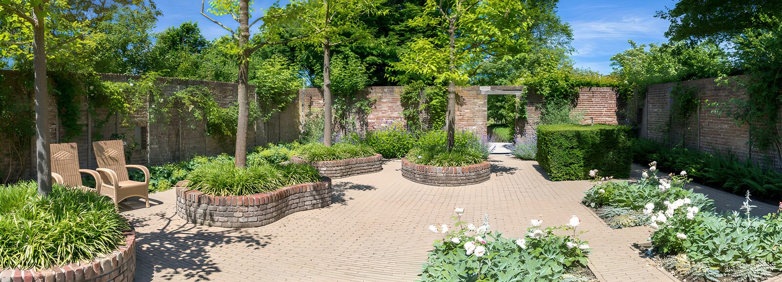 Ruhiger Garten mit Ziegelmauern