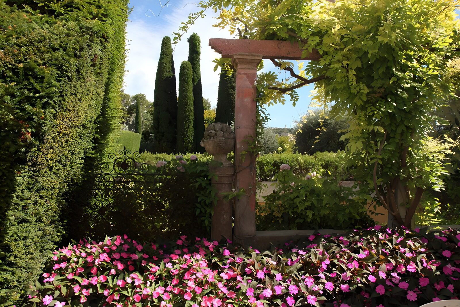 Geheimnisvoller Garten hinter einem Tor