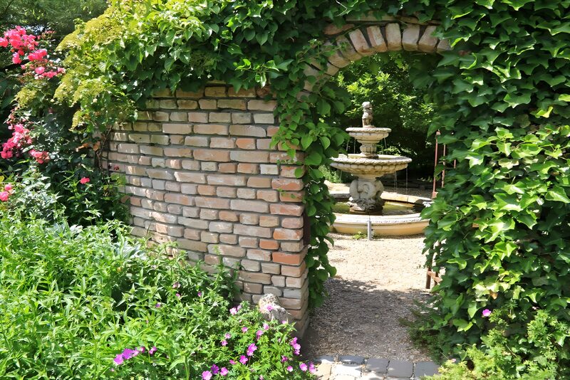 Ziegelbogen mit Brunnen