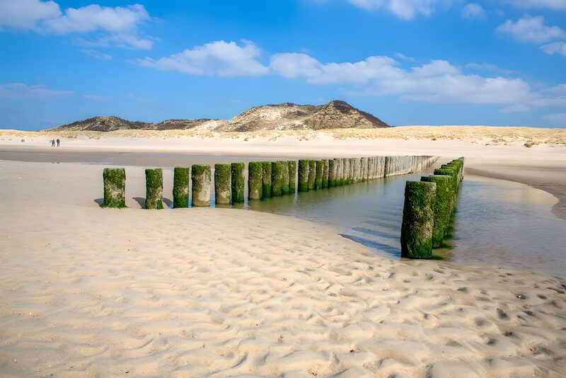 Steg im Sand: Ein Ausblick auf das Meer