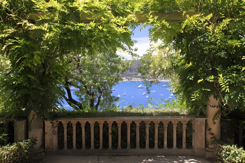Ausblick auf das blaue Wasser