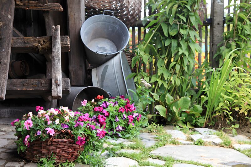 Blühende Blumen und rustikales Ambiente