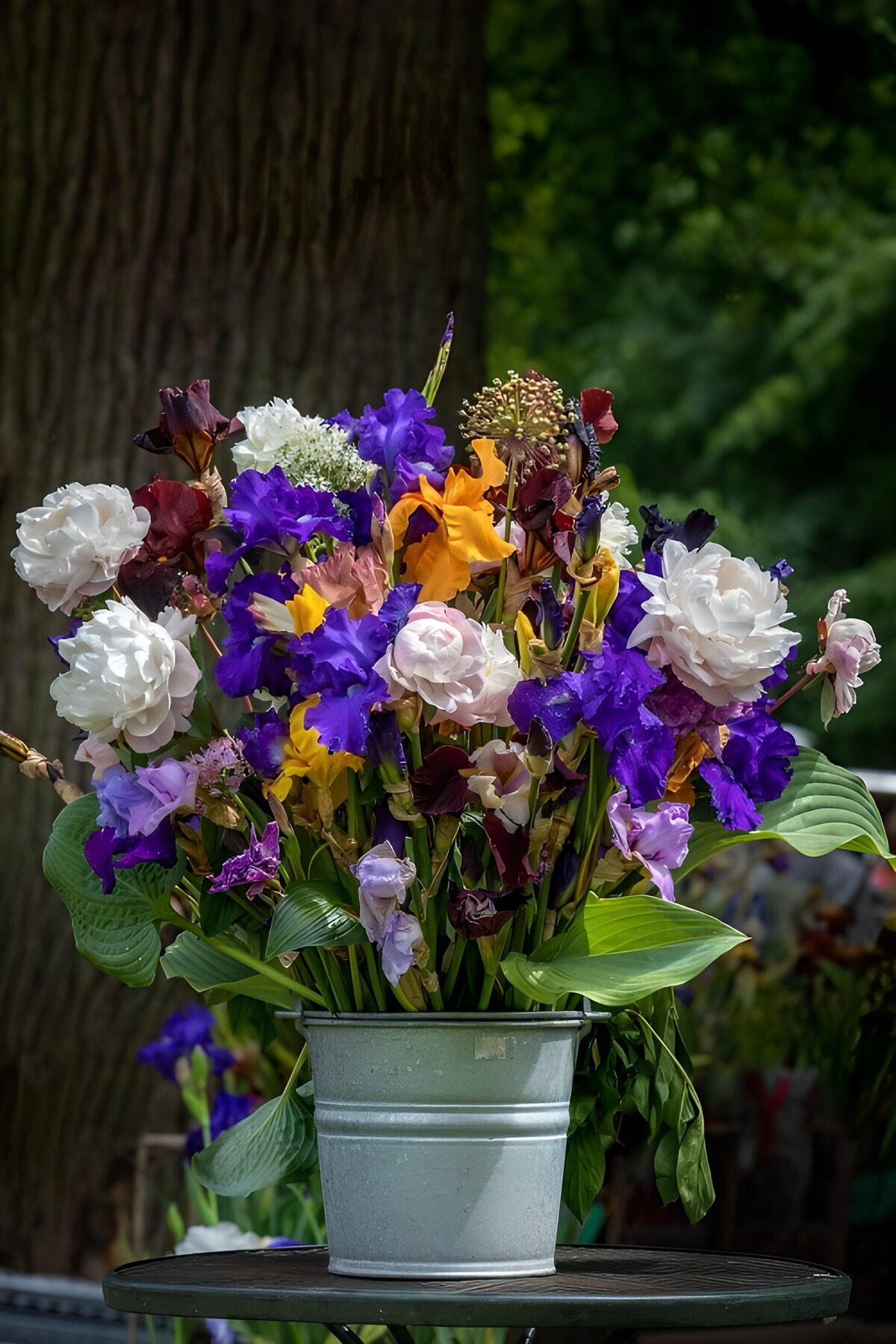 Farbenfrohe Blumen im Eimer