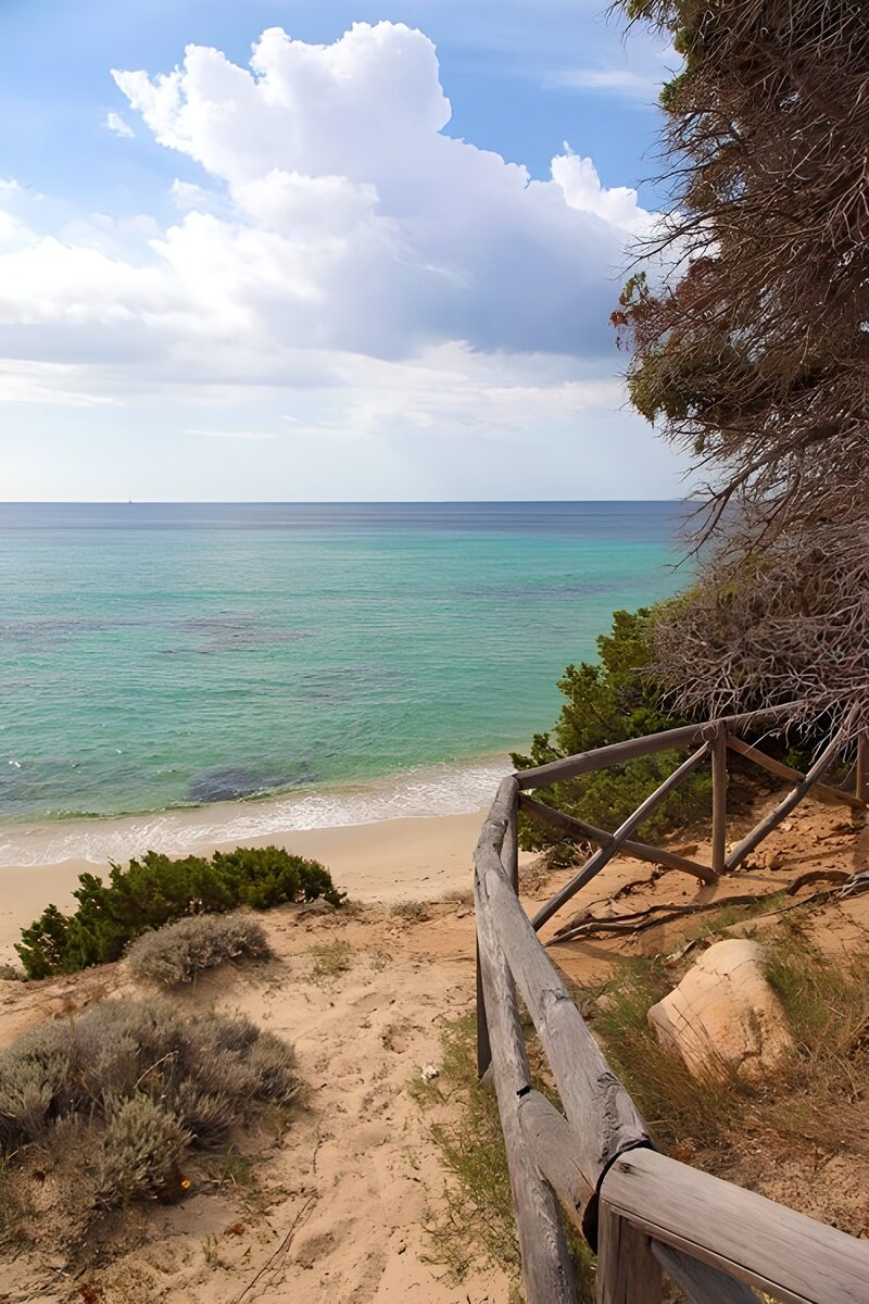Ruhiger Strand mit klarem Wasser