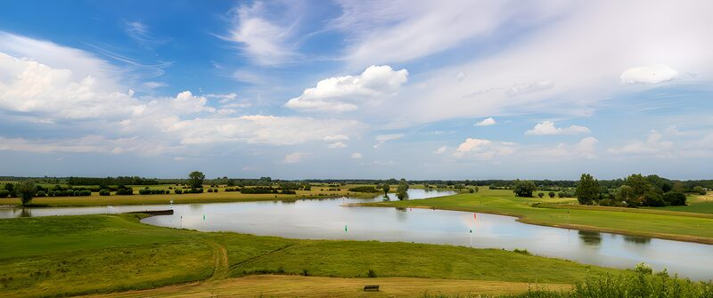 Ruhige Landschaft an einem Fluss