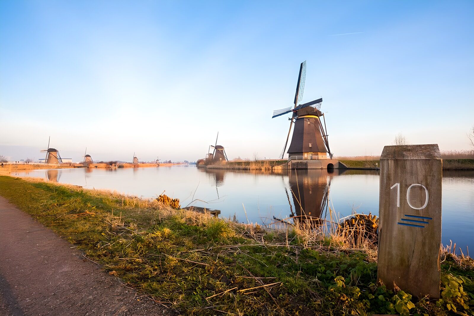 Windmühlen am Wasser in Holland