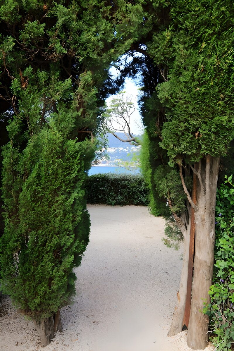 Ein geheimnisvoller Gartenweg
