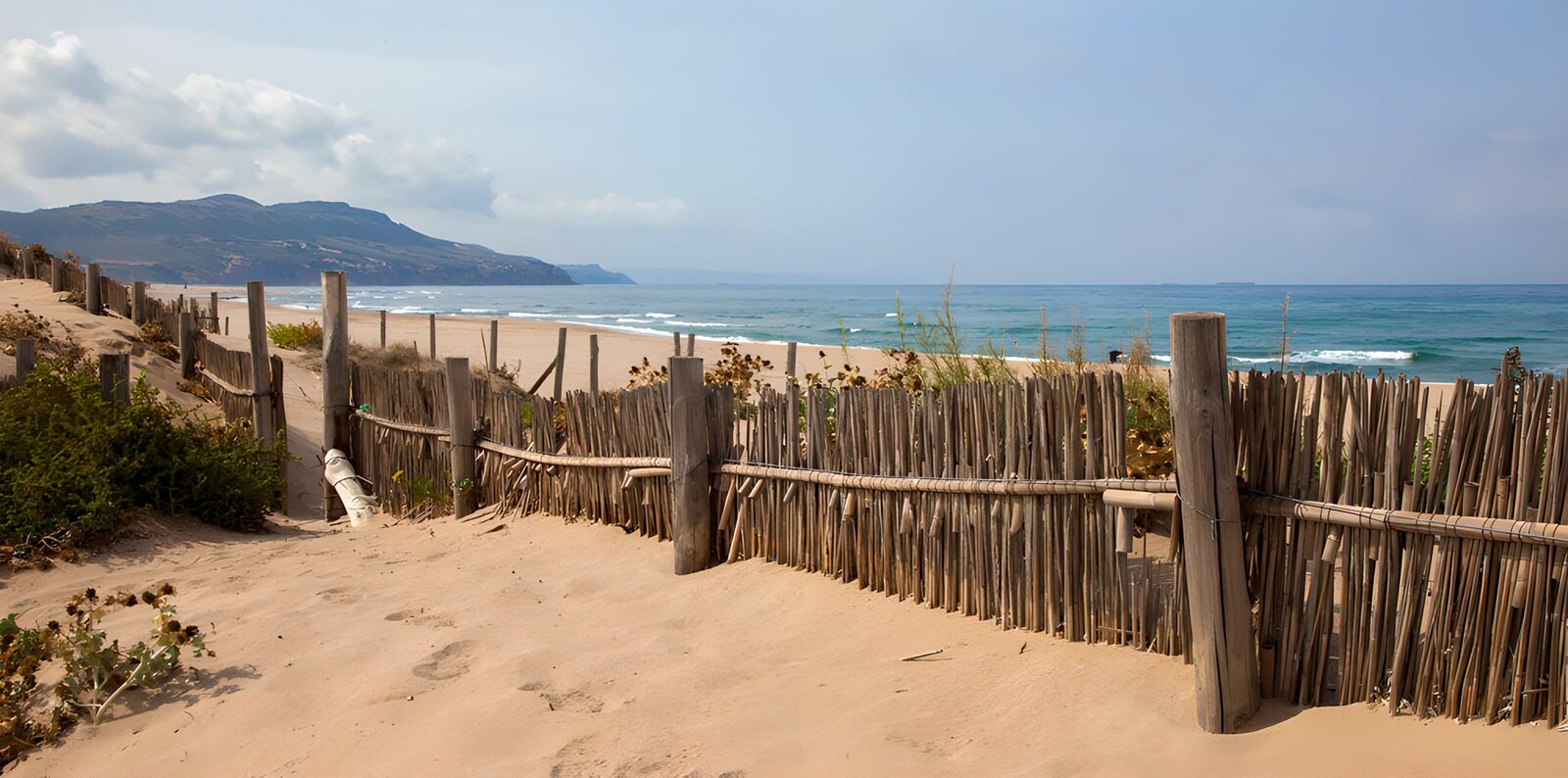 Friedlicher Strand mit Holzzaun