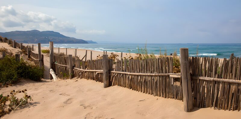 Friedlicher Strand mit Holzzaun