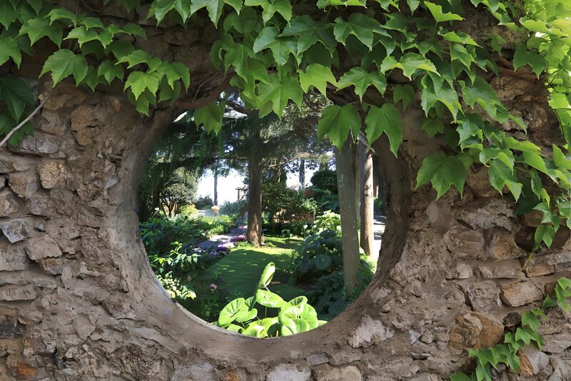 Blick durch den Steinkreis in den Garten