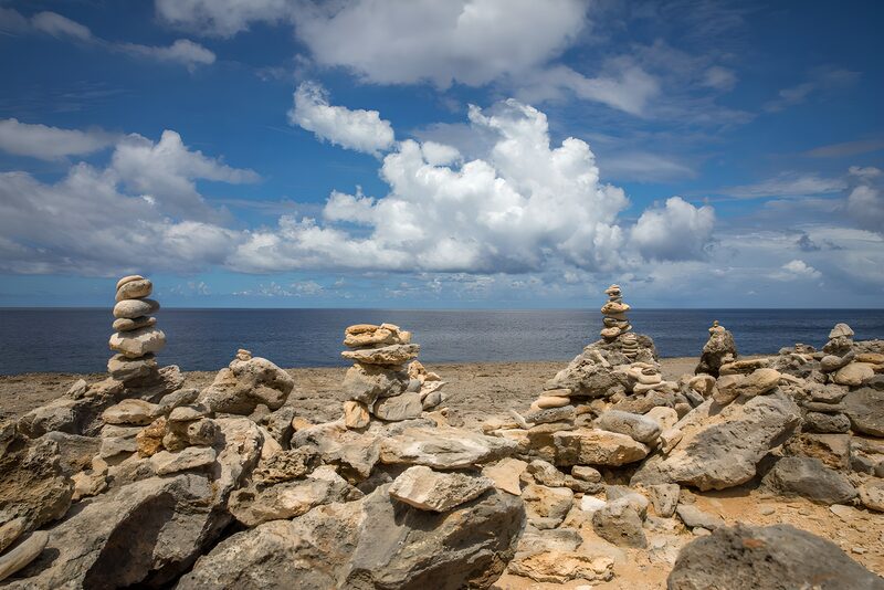 Steinhaufen am ruhigen Meer