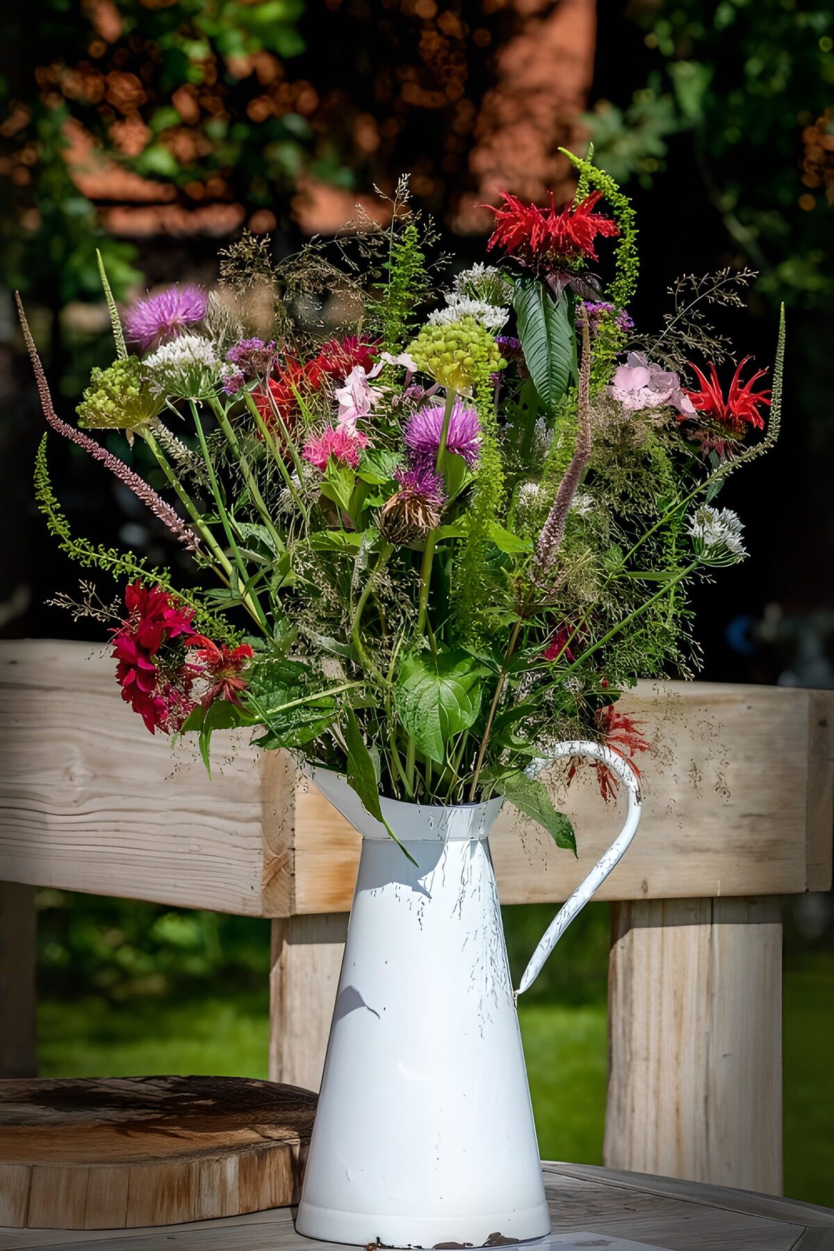 Bunte Blumen in einer weißen Kanne