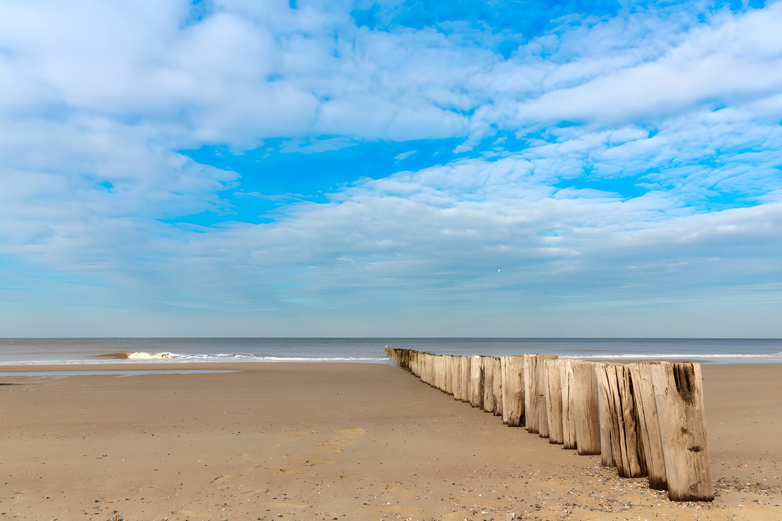 Ruhe am Strand mit Holzpfählen