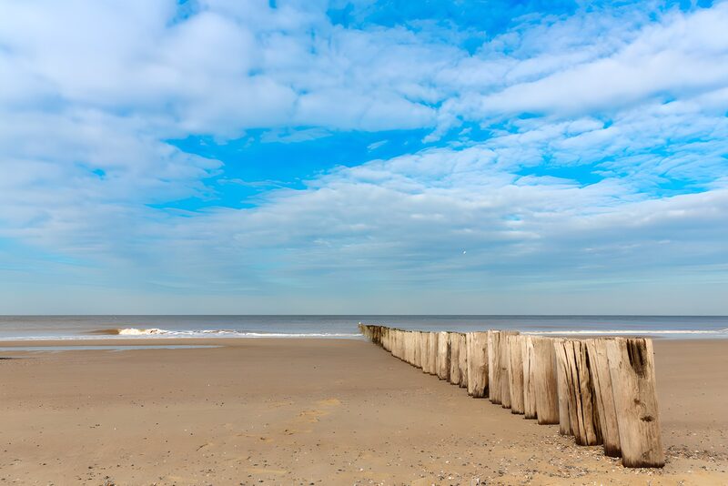 Ruhe am Strand mit Holzpfählen