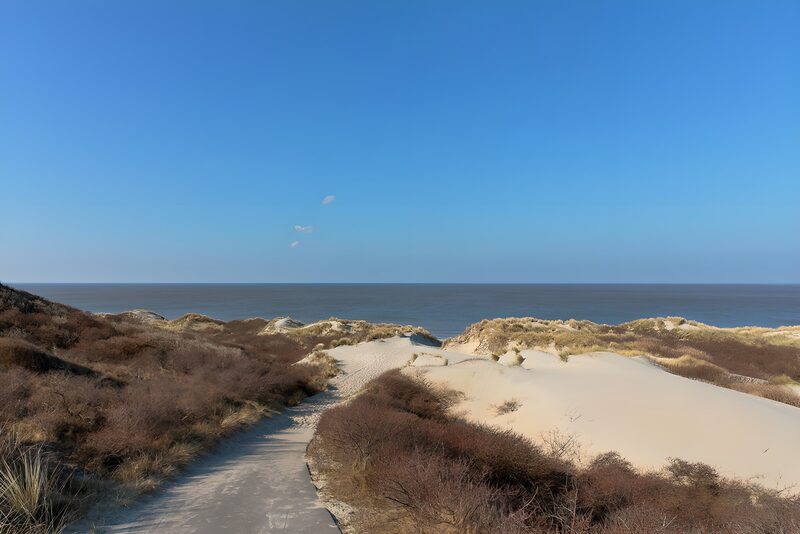 Küstenlandschaft mit Dünen und Meerblick