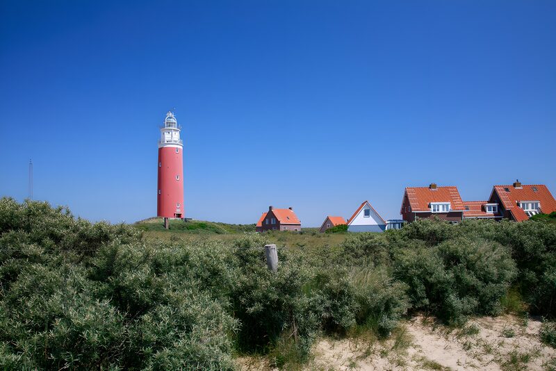 Leuchtturm und Häuser an der Küste