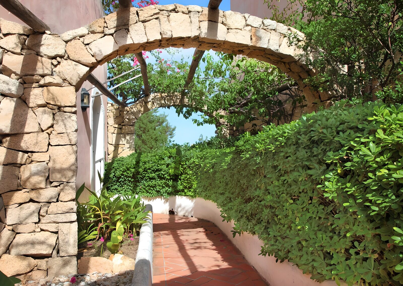 Wunderschöner Gartenweg mit Steinbögen