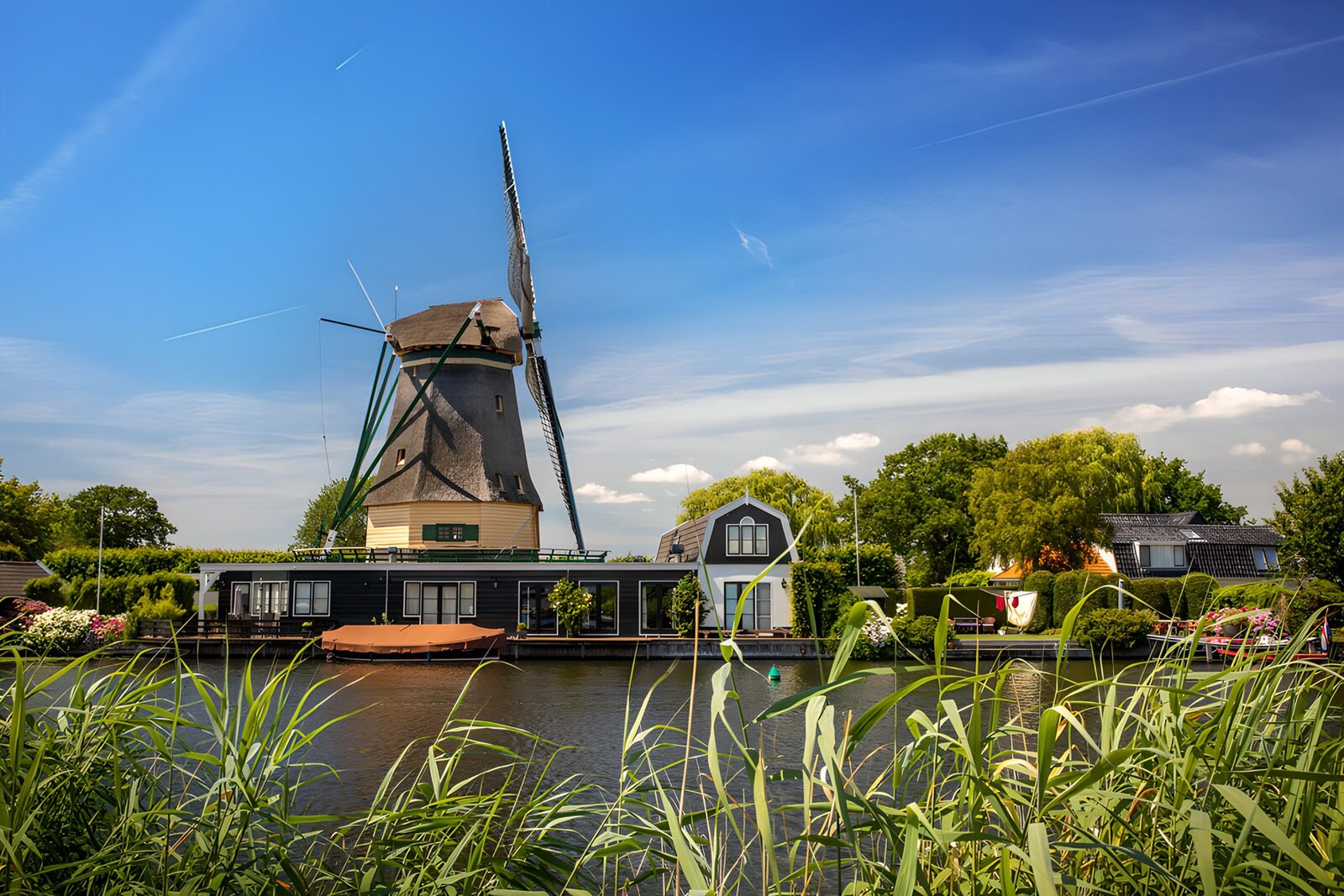 Windmühle am Kanal in Nordholland