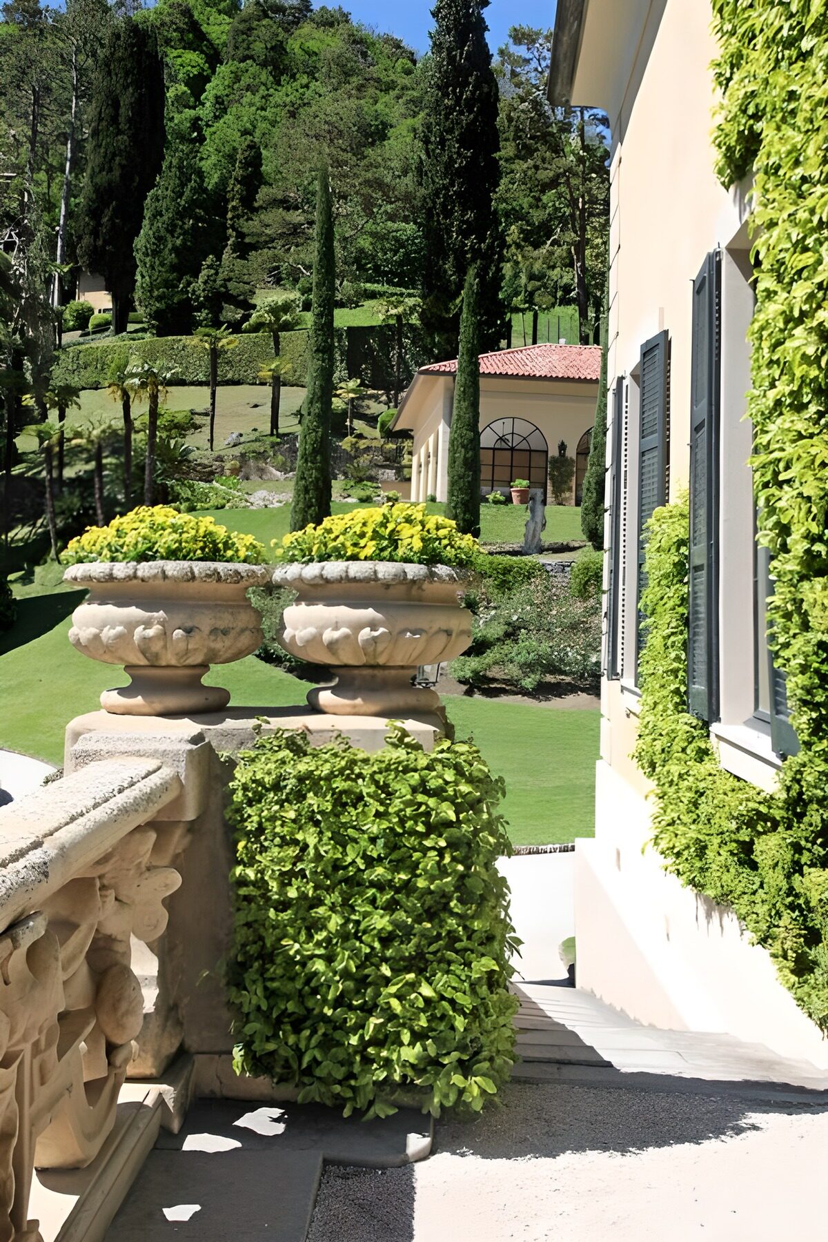 Eleganter Garten mit Terrassenblick